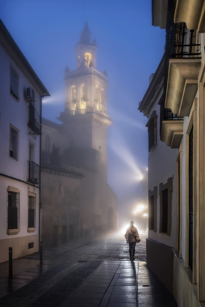 Campanario de la Iglesia de San Lorenzo cubierto por la niebla.